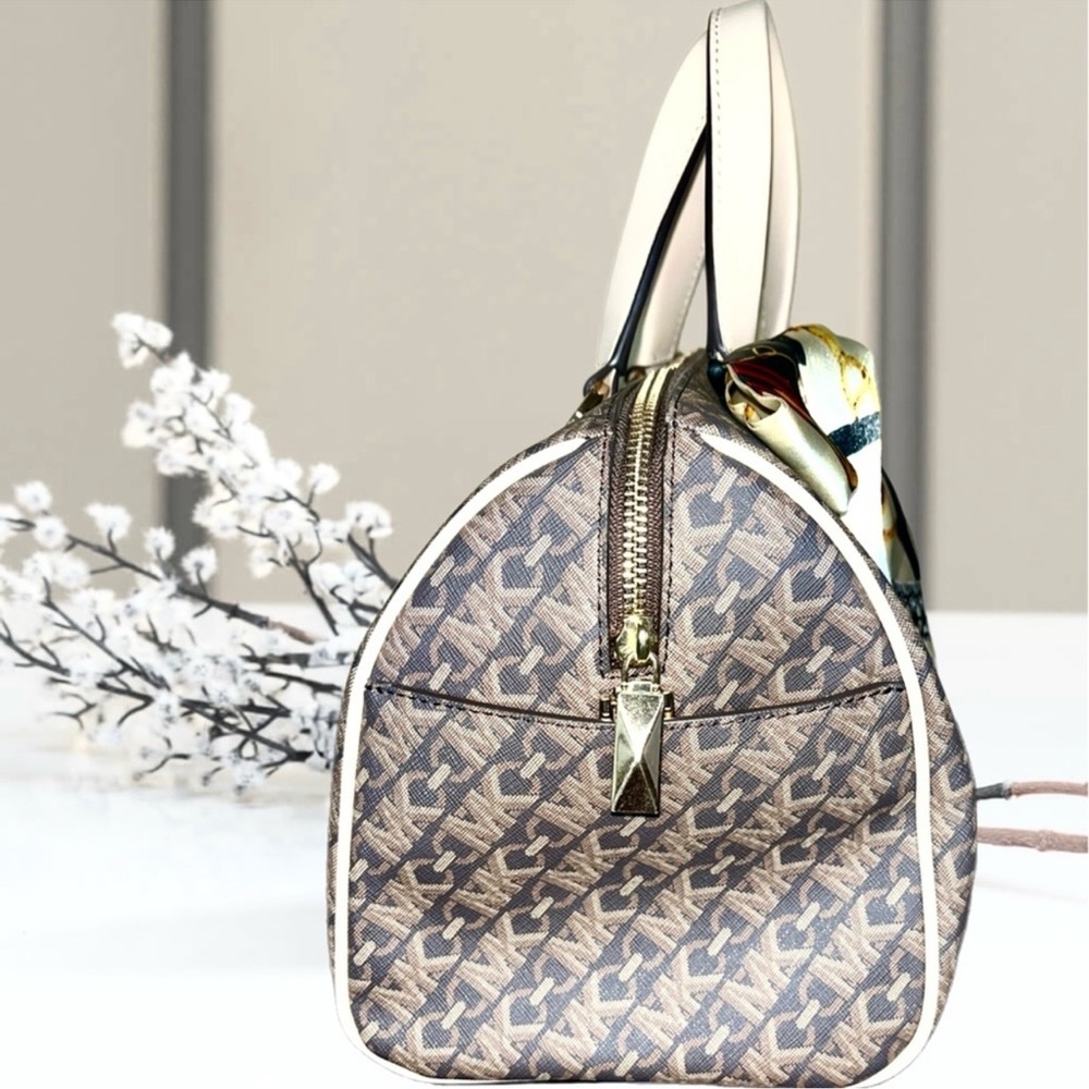 Michael Kors Boston Bag with Signature Style Design and
T-willy - Picture 6 of 16